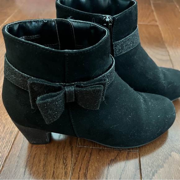 Girls Adorable Target Black Booties, Size 3. - Picture 3 of 4